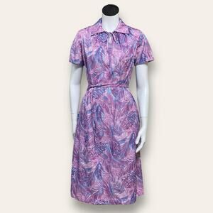 Vtg 70s shift dress w/ matching waist tie. Size 6